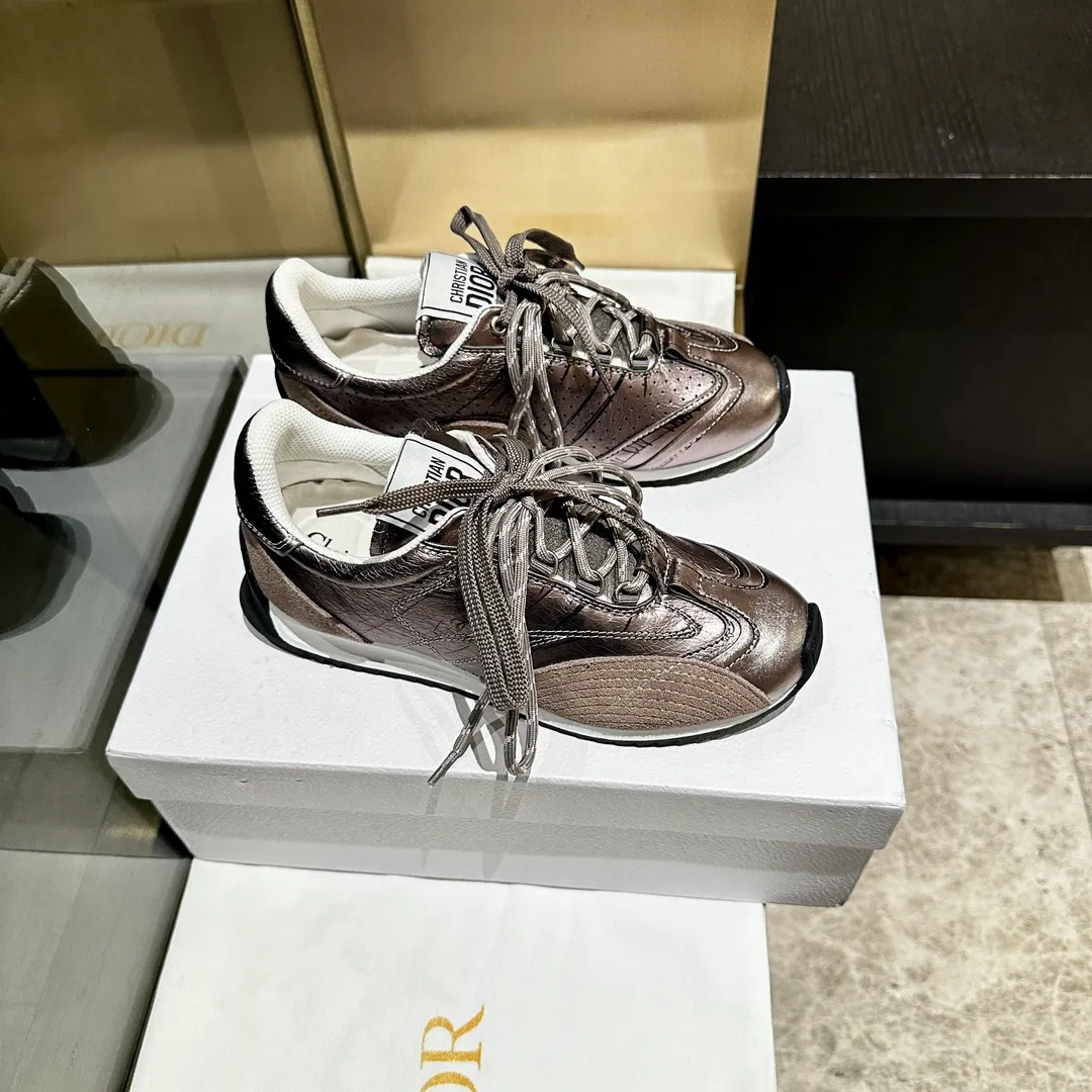 👟👟Ex-factory price 560👟👟 2025, new series, this Dior, C'est sneaker shows eye-catching and fashionable style. Carefully crafted, the 3D printed design of the upper is super fashionable, and the details also add a touch of elegance. The lightweight two-tone sole offers exceptional comfort and sporty style. Can add a stylish touch to any casual look. The tongue and sole are decorated with the Christian Paris logo, and the cowhide design is styled. Women's size 35-40